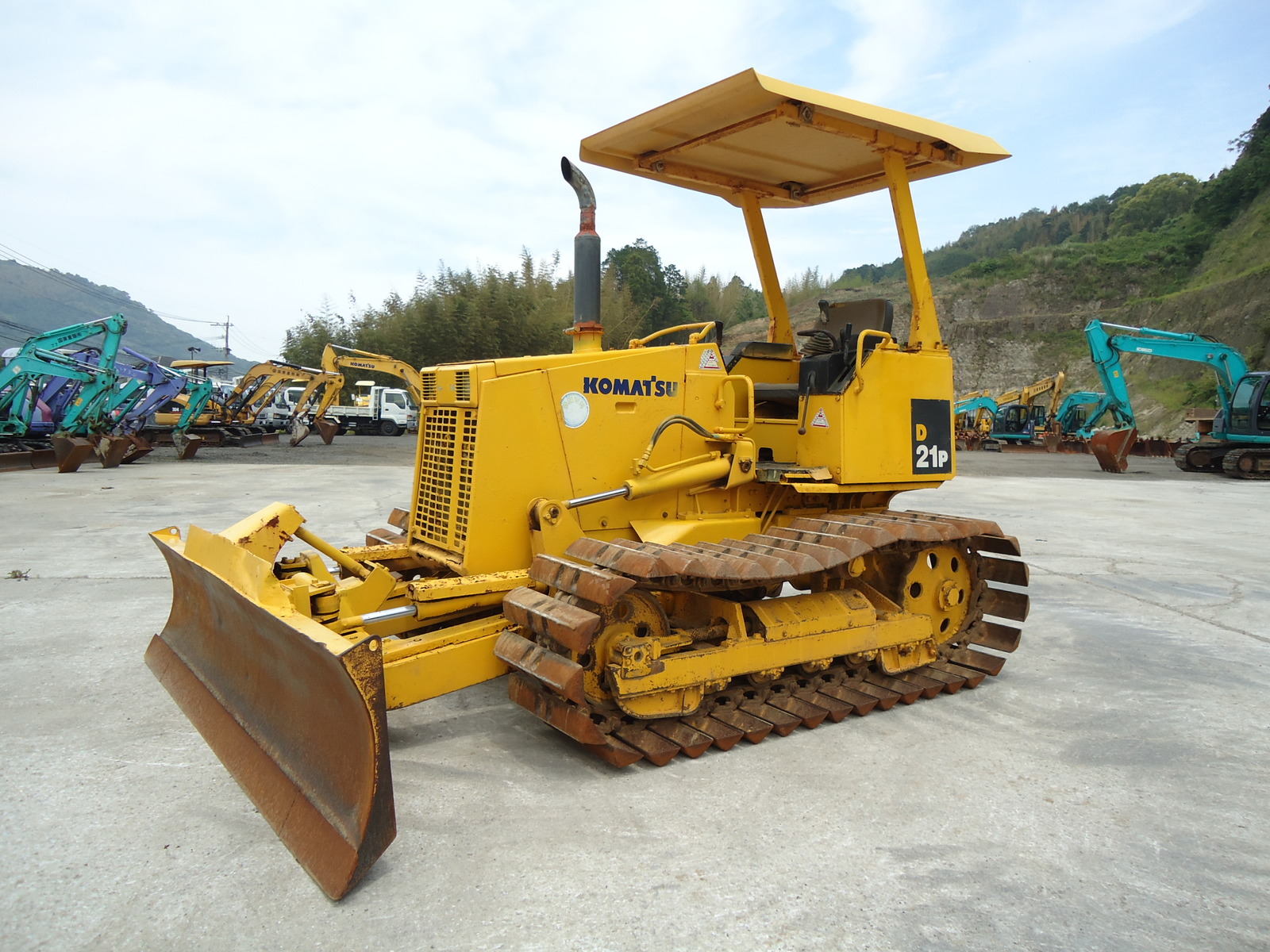 中古建設機械 中古 コマツ KOMATSU ブルドーザ  D21P-7