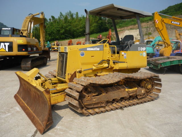 中古建設機械 中古 コマツ KOMATSU ブルドーザ  D31P-20E