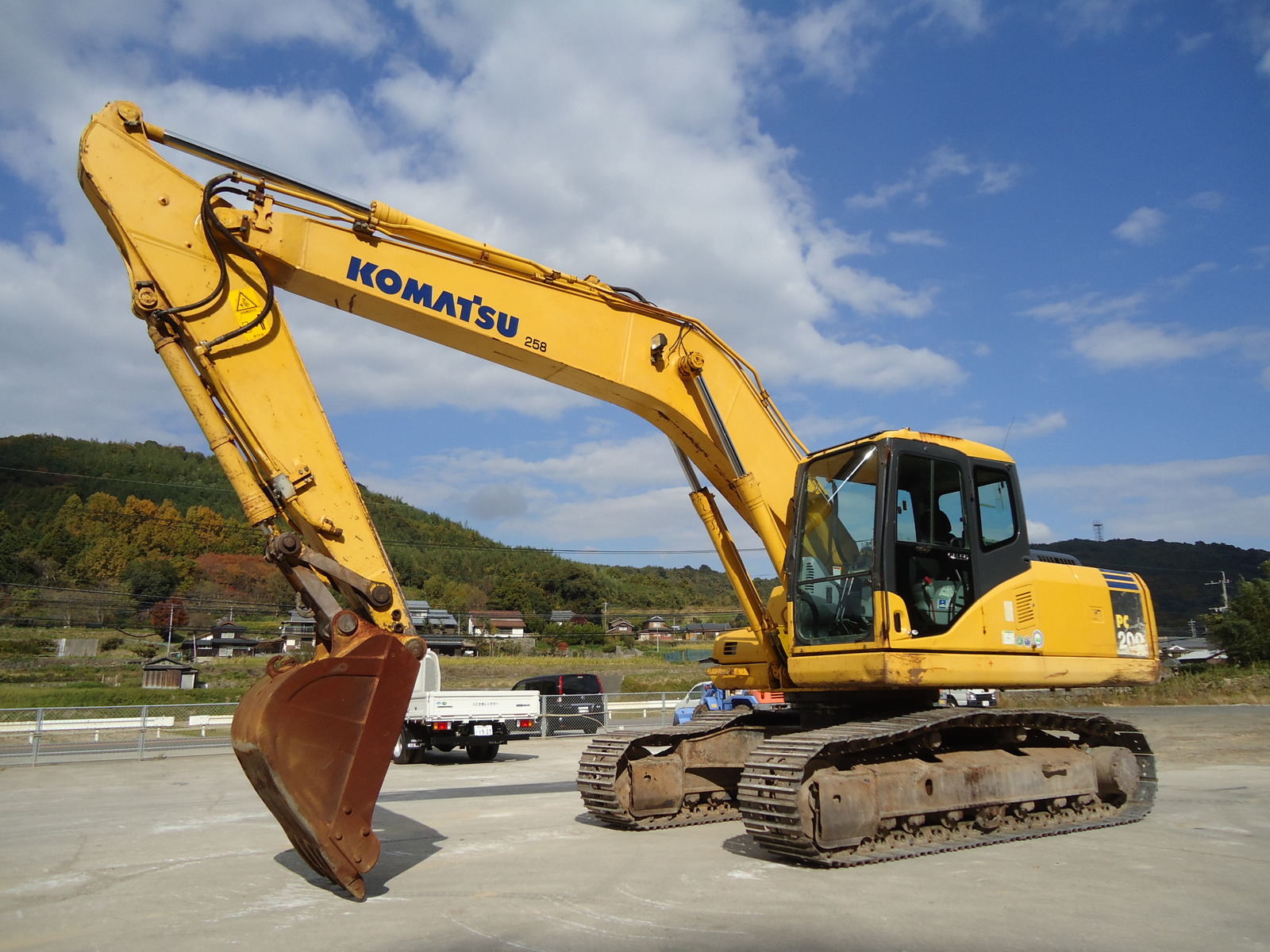 中古建設機械 中古 コマツ KOMATSU 油圧ショベル・バックホー ０．７－０．９立米 PC200-7