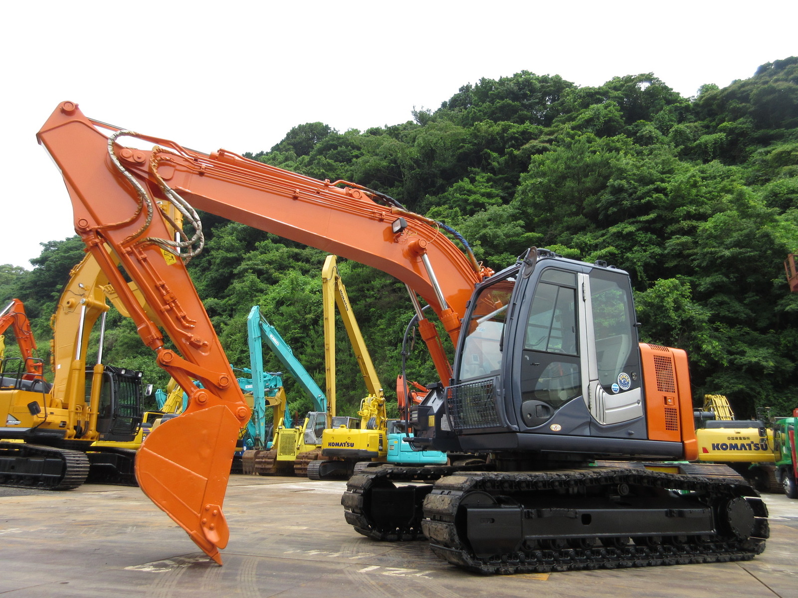 中古建設機械 中古 日立建機 HITACHI 油圧ショベル・バックホー ０．４－０．５立米 ZX135USK-3