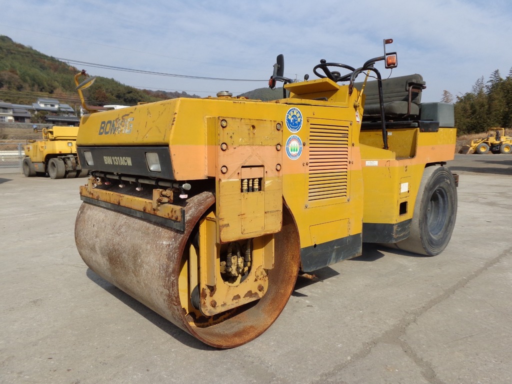 中古建設機械 中古 日本ボーマク株式会社 BOMAG NIPPON ローラー 舗装用振動ローラー BW131ACW