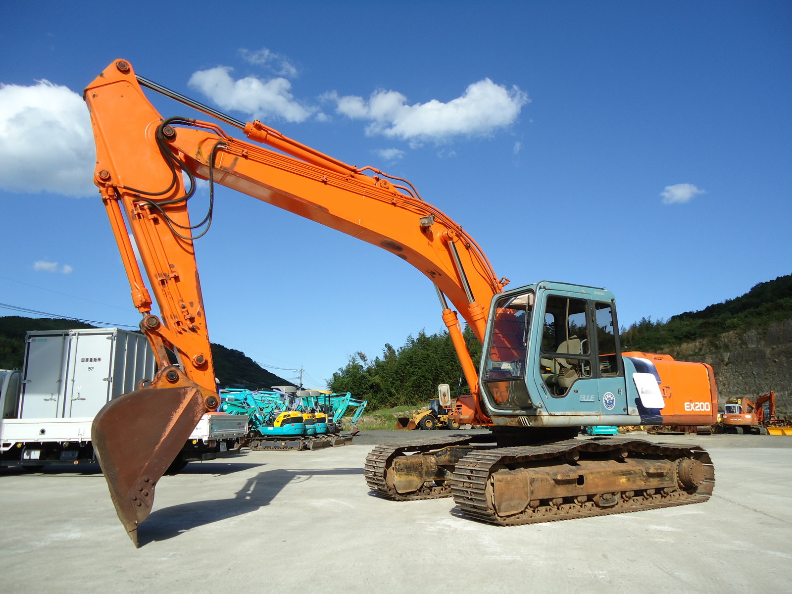 中古建設機械 中古 日立建機 HITACHI 油圧ショベル・バックホー ０．７－０．９立米 EX200-3