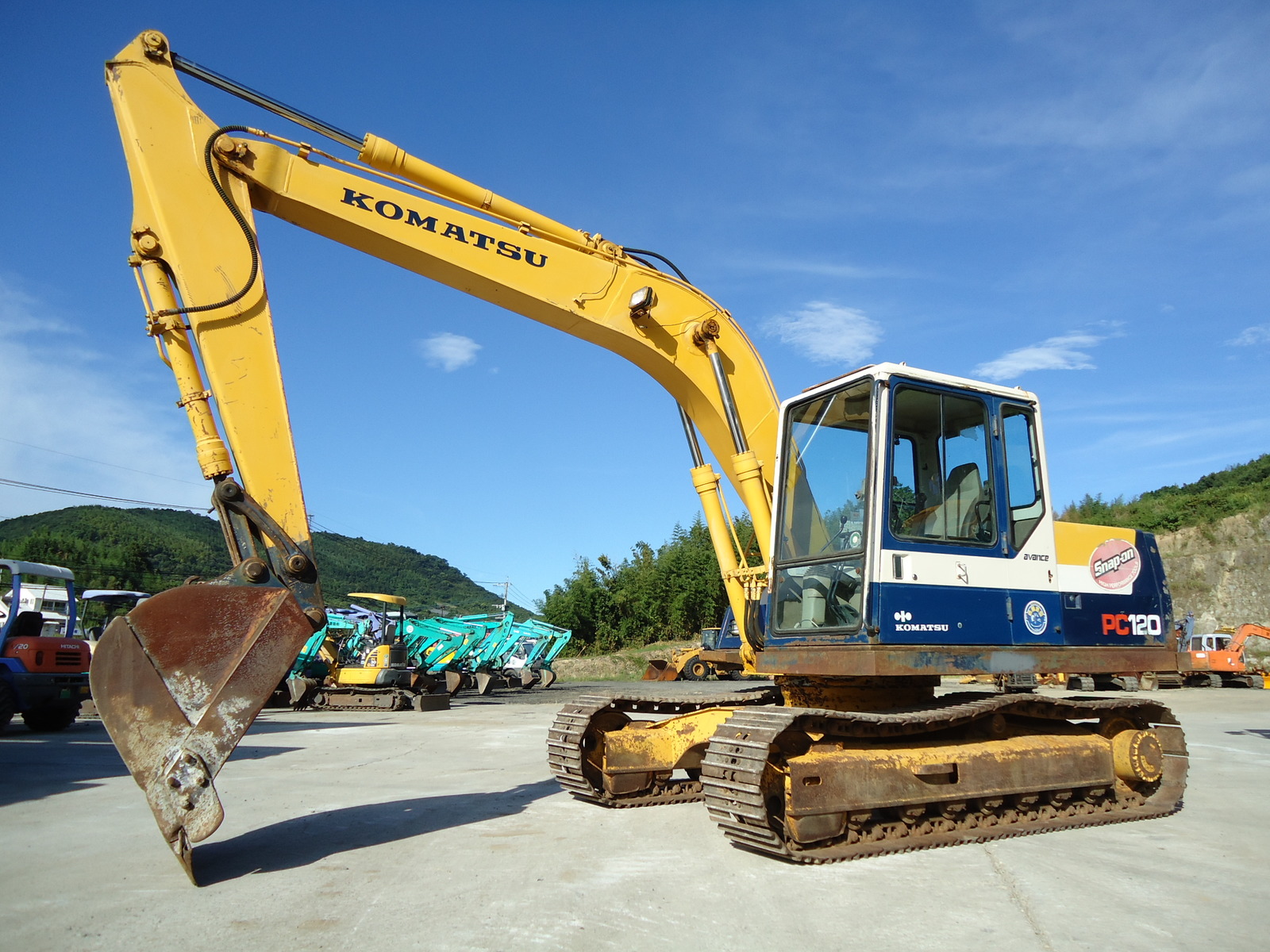 中古建設機械 中古 コマツ KOMATSU 油圧ショベル・バックホー ０．４－０．５立米 PC120-5