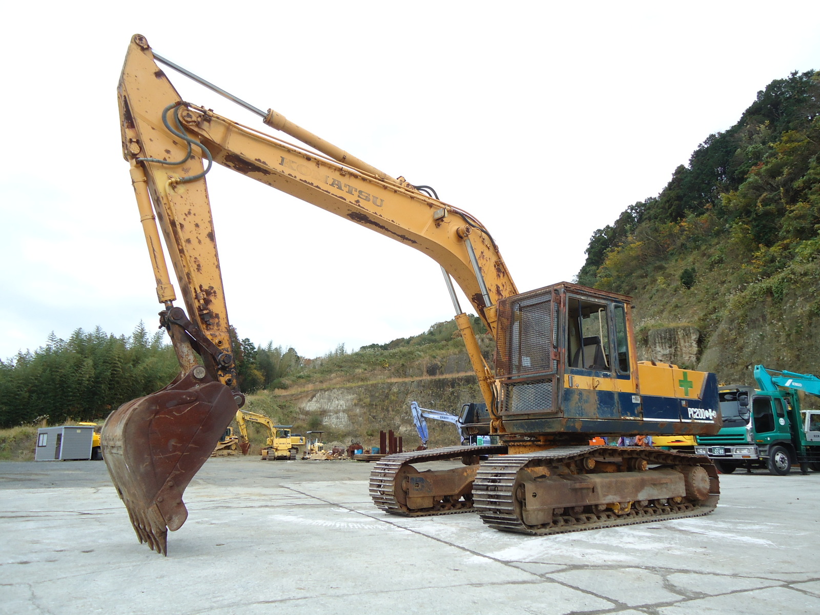 中古建設機械 中古 コマツ KOMATSU 油圧ショベル・バックホー ０．７－０．９立米 PC200-3