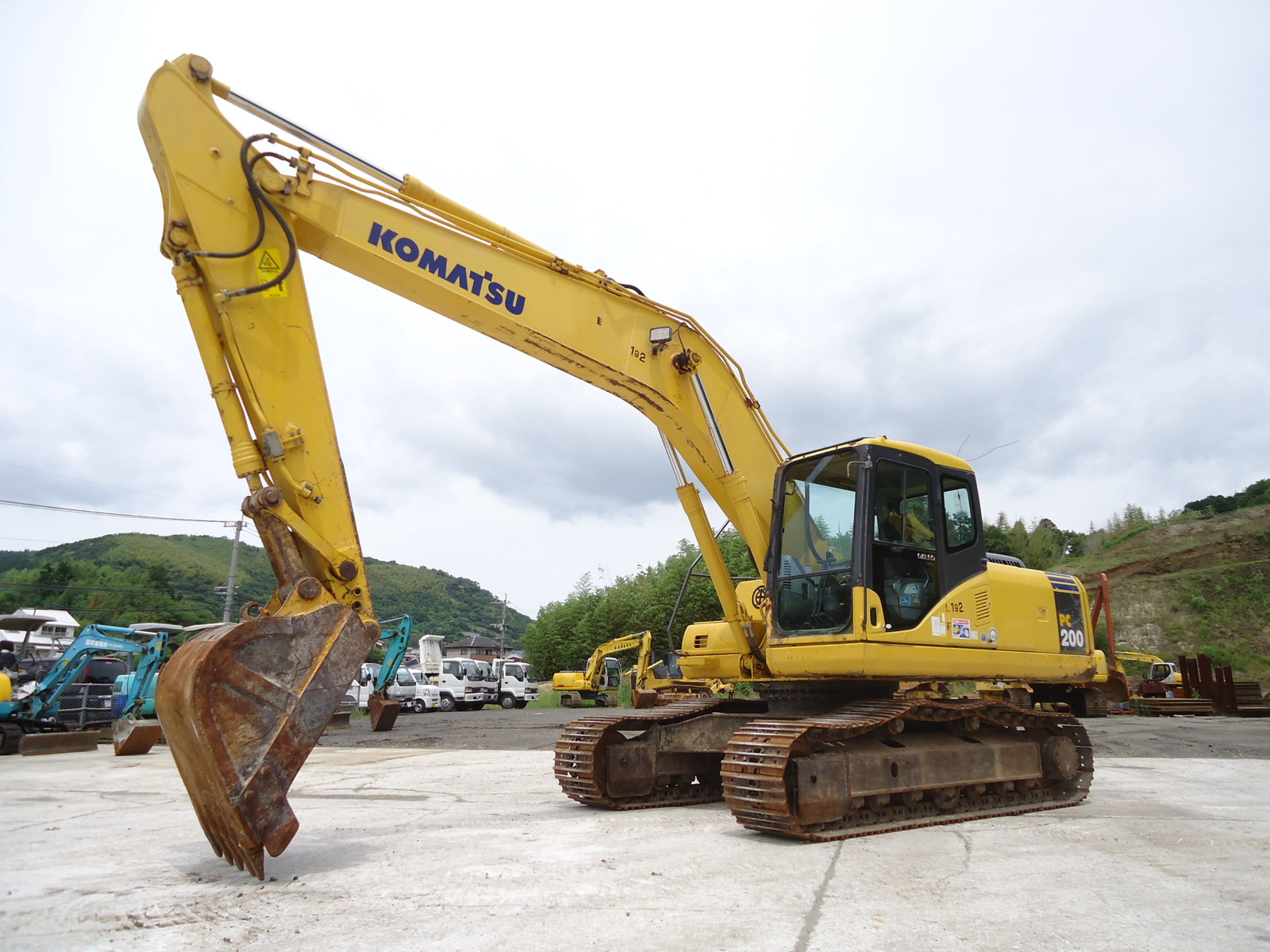 中古建設機械 中古 コマツ KOMATSU 油圧ショベル・バックホー ０．７－０．９立米 PC200-7