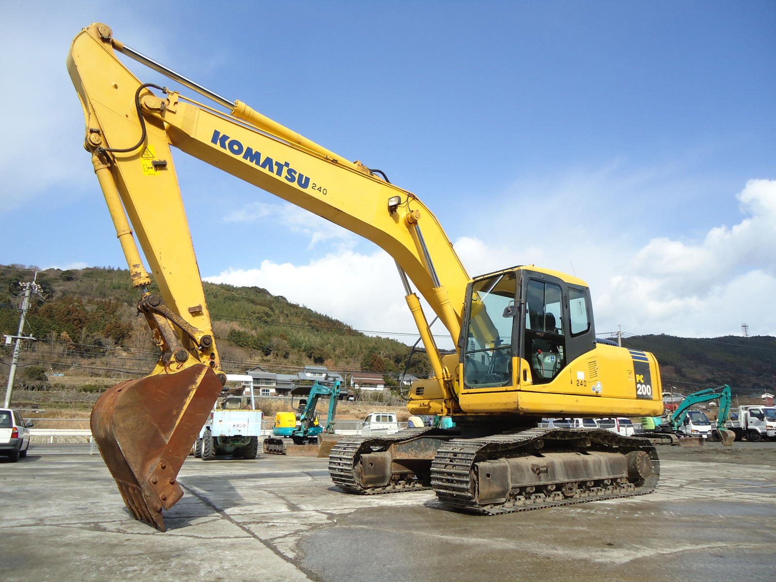 中古建設機械 中古 コマツ KOMATSU 油圧ショベル・バックホー ０．７－０．９立米 PC200-7