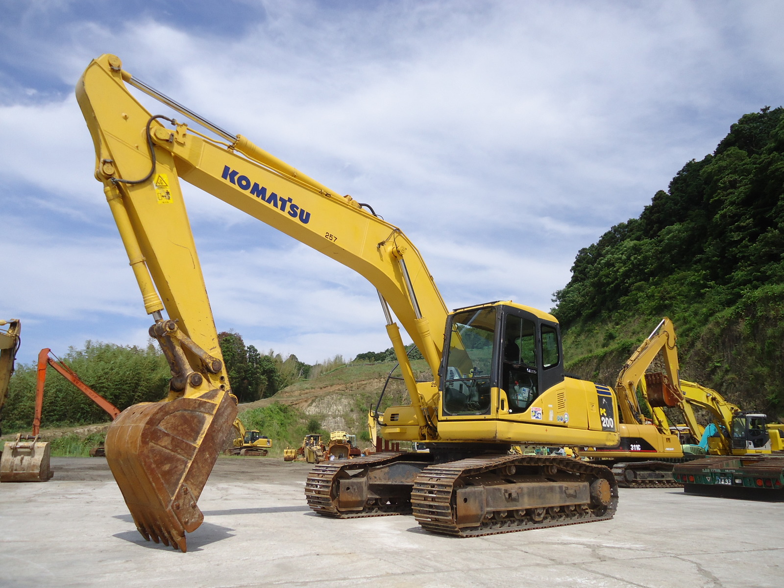 中古建設機械 中古 コマツ KOMATSU 油圧ショベル・バックホー ０．７－０．９立米 PC200-7