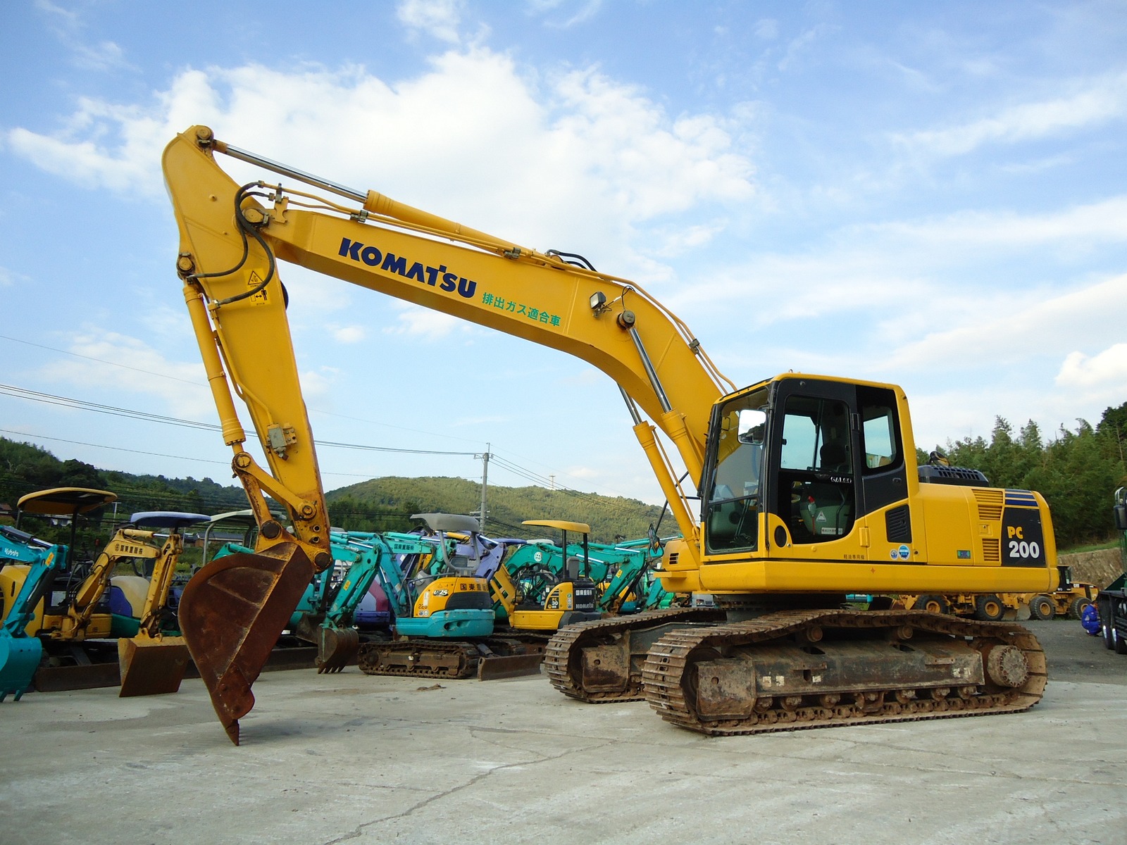 中古建設機械 中古 コマツ KOMATSU 油圧ショベル・バックホー ０．７－０．９立米 PC200-8