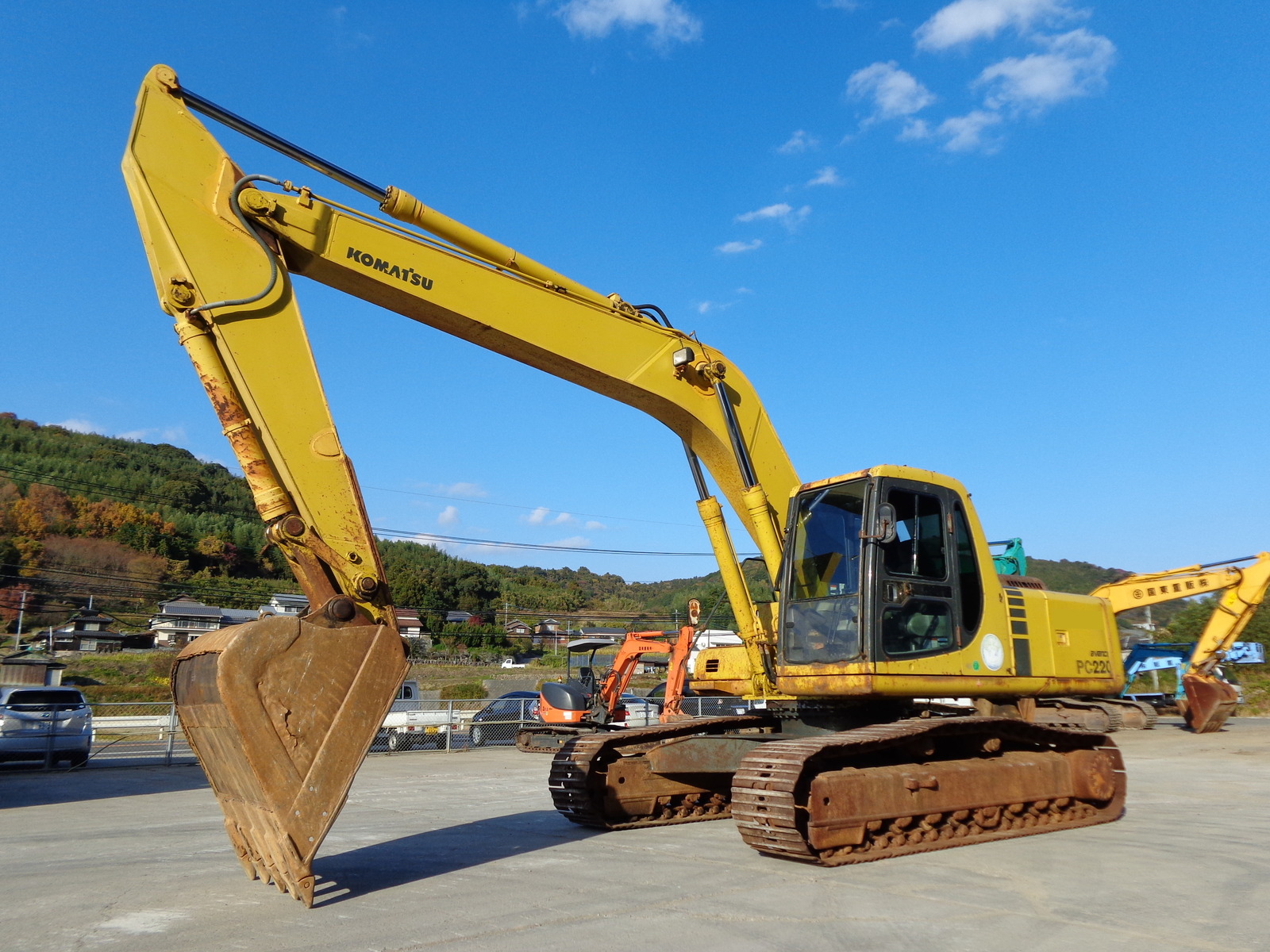 中古建設機械 中古 コマツ KOMATSU 油圧ショベル・バックホー ０．７－０．９立米 PC220-6