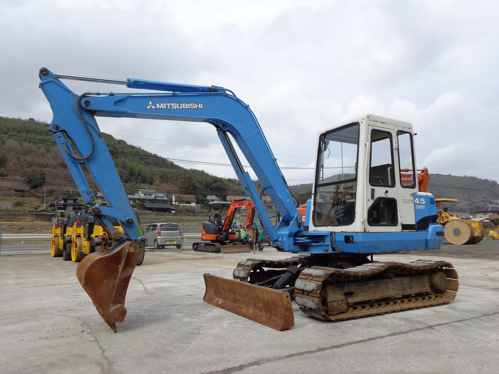 Used Construction Machine Used SHIN CATERPILLAR MITSUBISHI SHIN CATERPILLAR MITSUBISHI Excavator 0.2-0.3m3 MM45