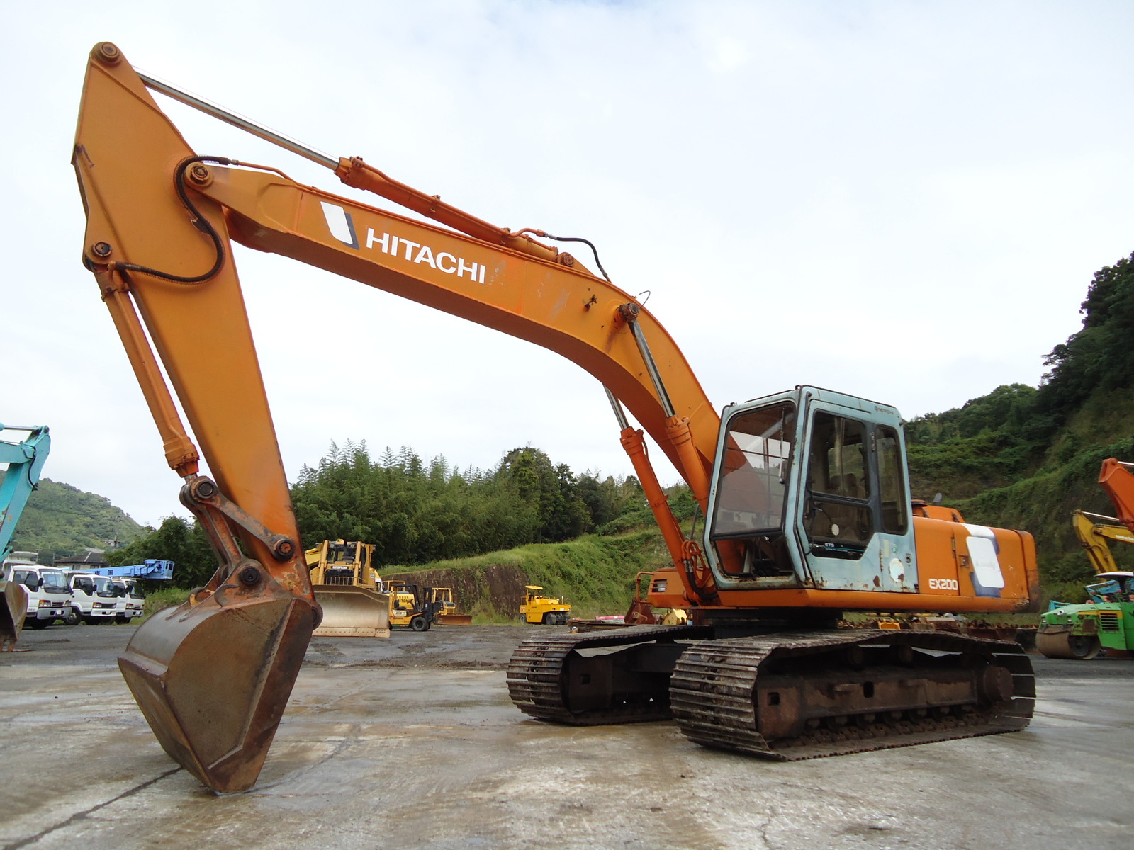 中古建設機械 中古 日立建機 HITACHI 油圧ショベル・バックホー ０．７－０．９立米 EX200