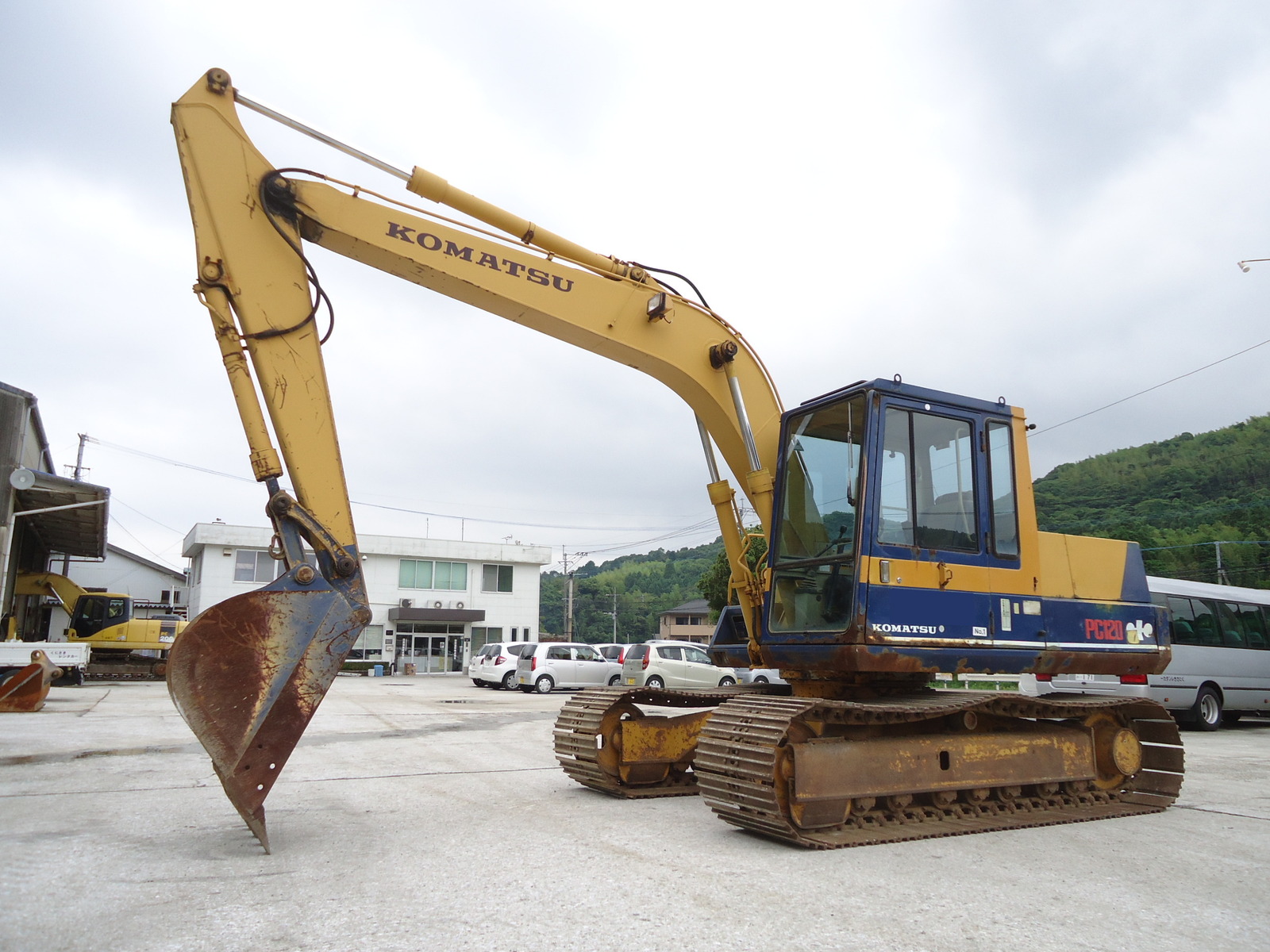 中古建設機械 中古 コマツ KOMATSU 油圧ショベル・バックホー ０．４－０．５立米 PC120-3