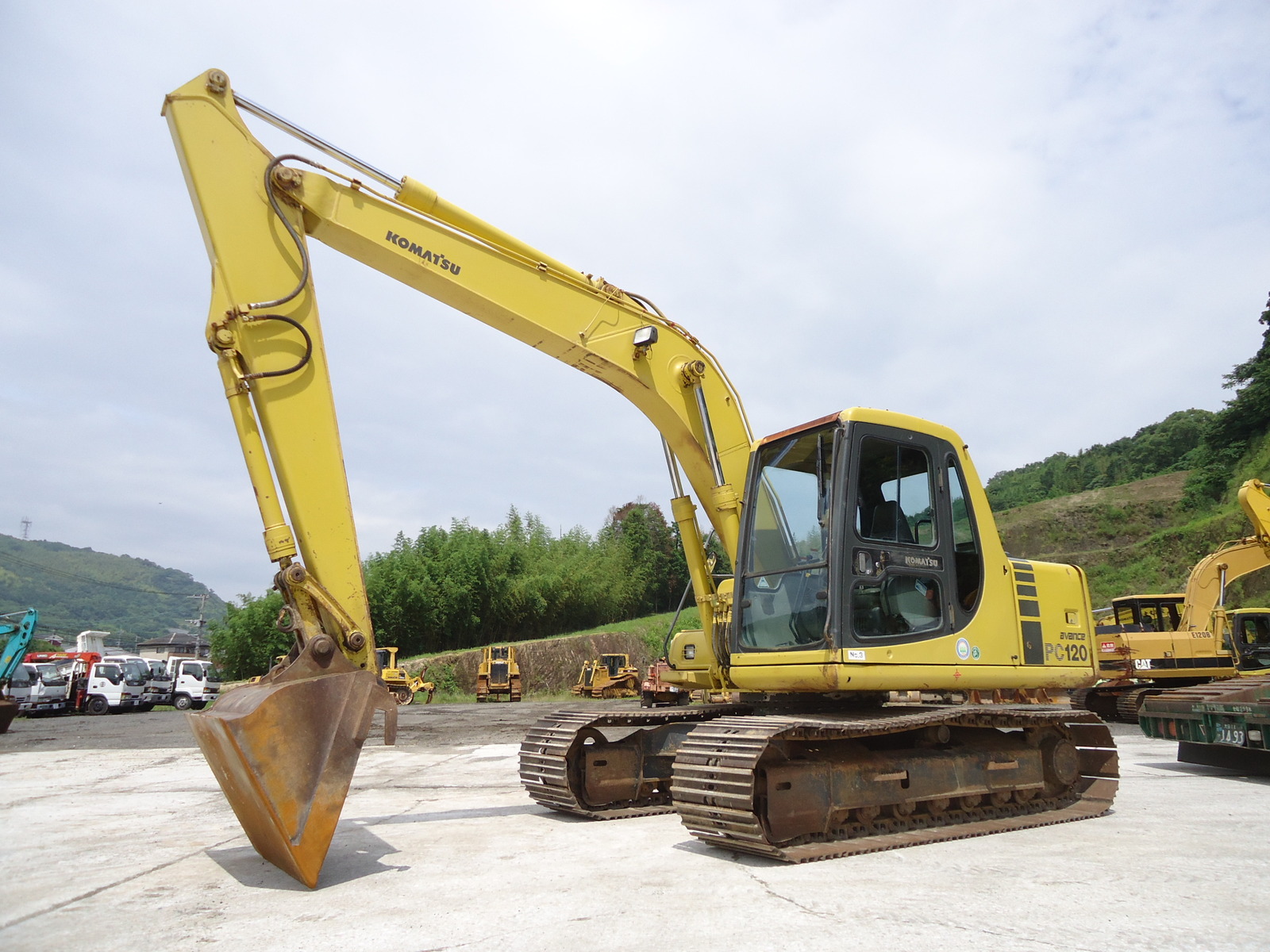 中古建設機械 中古 コマツ KOMATSU 油圧ショベル・バックホー ０．４－０．５立米 PC120-6ZE