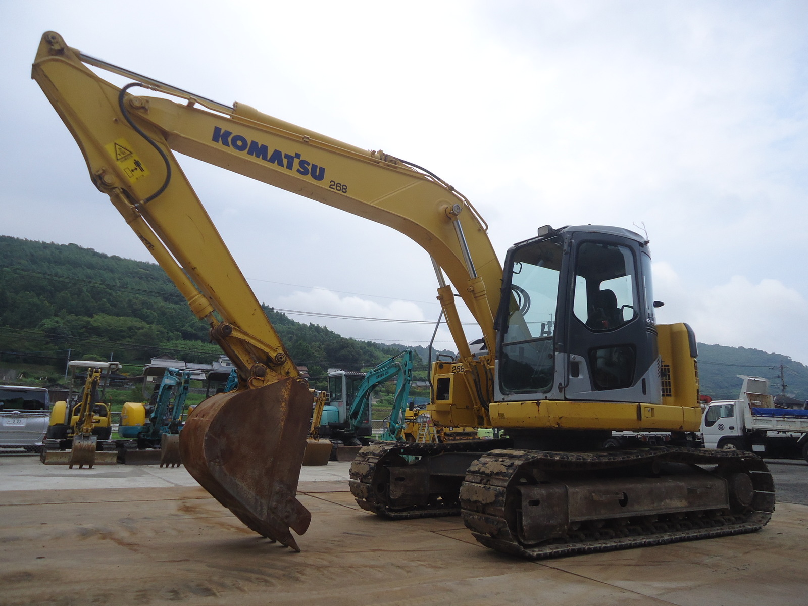 中古建設機械 中古 コマツ KOMATSU 油圧ショベル・バックホー ０．４－０．５立米 PC128US-2E1