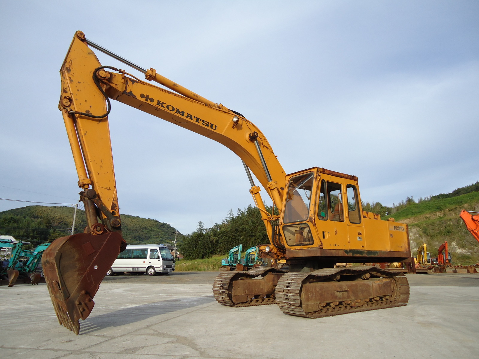 中古建設機械 中古 コマツ KOMATSU 油圧ショベル・バックホー ０．７－０．９立米 PC200-2