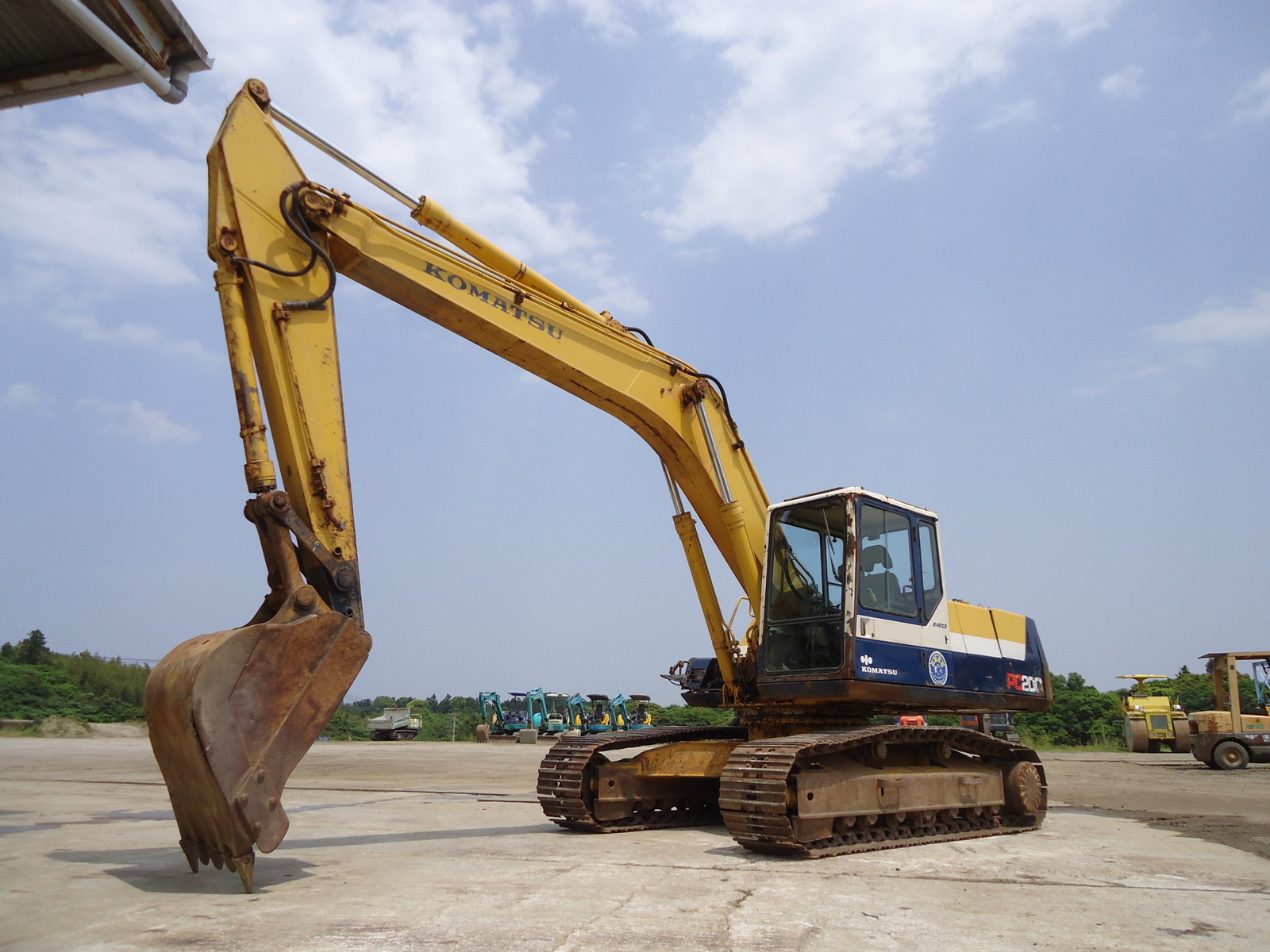 中古建設機械 中古 コマツ KOMATSU 油圧ショベル・バックホー ０．７－０．９立米 PC200-5