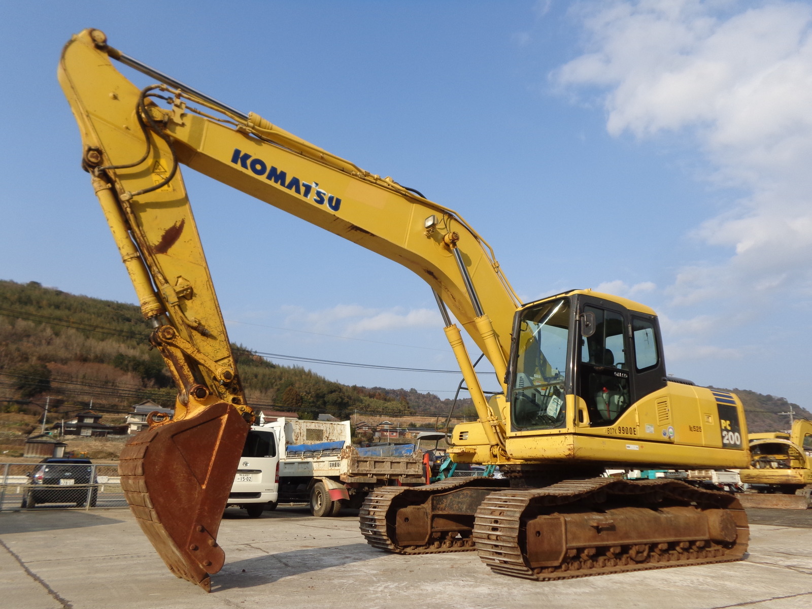 中古建設機械 中古 コマツ KOMATSU 油圧ショベル・バックホー ０．７－０．９立米 PC200-7