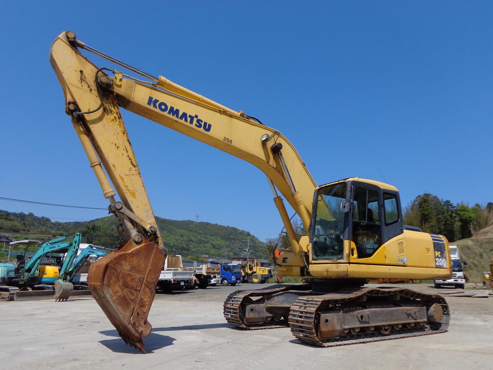 中古建設機械 中古 コマツ KOMATSU 油圧ショベル・バックホー ０．７－０．９立米 PC200-7