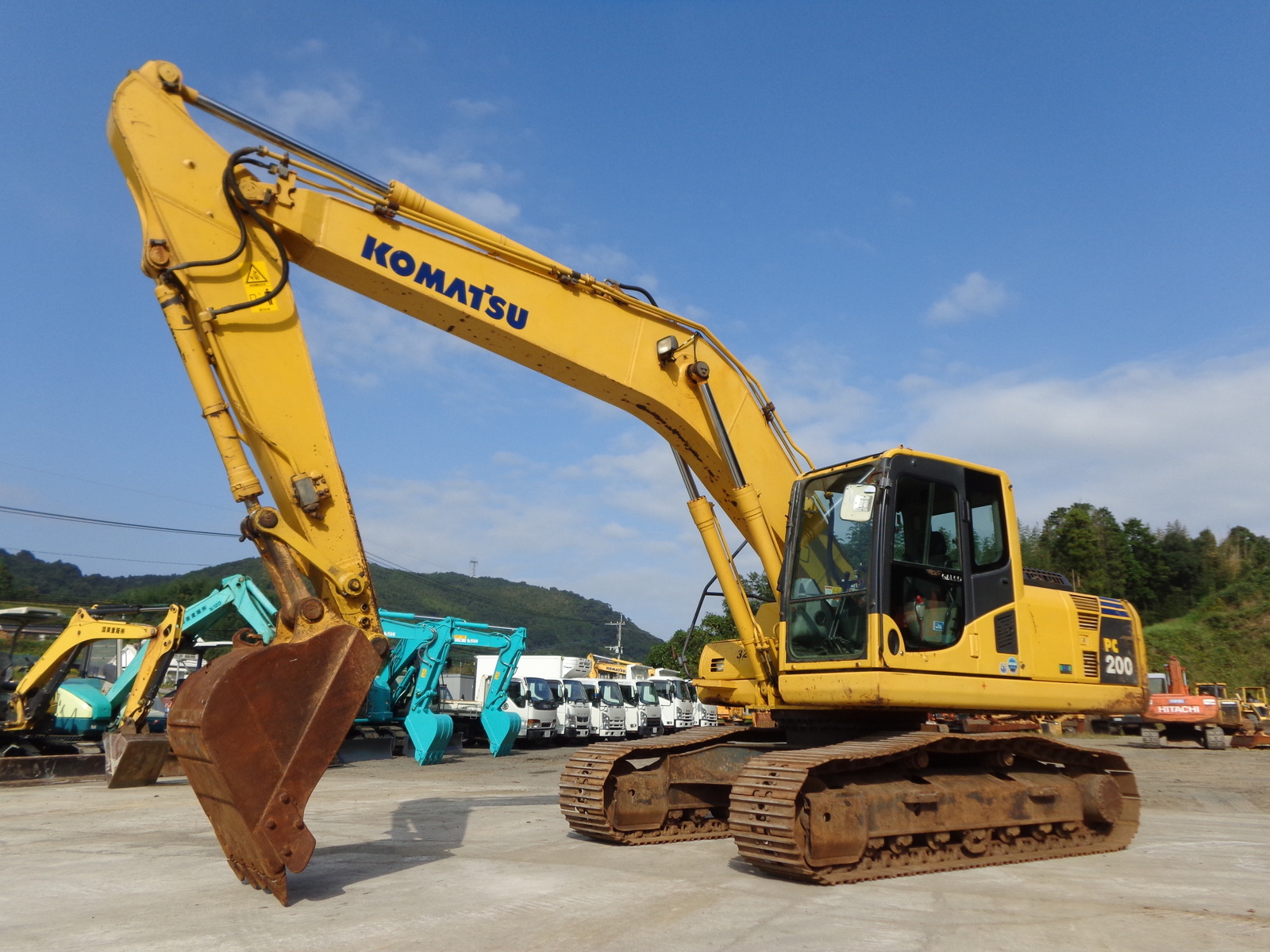 中古建設機械 中古 コマツ KOMATSU 油圧ショベル・バックホー ０．７－０．９立米 PC200-8N1