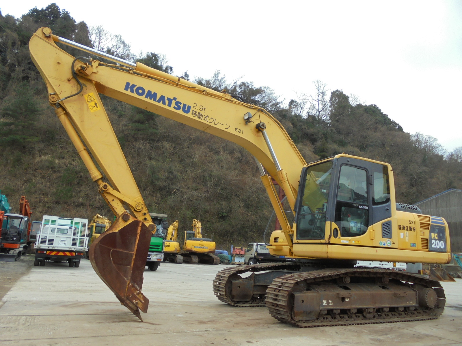 中古建設機械 中古 コマツ KOMATSU 油圧ショベル・バックホー ０．７－０．９立米 PC200-8