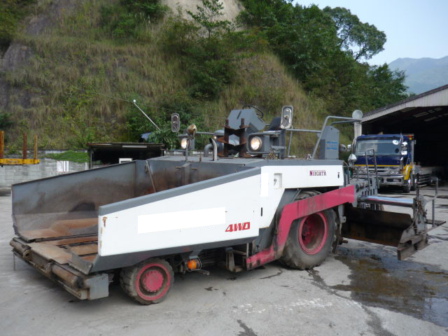 Used Construction Machine Used NIIGATA NIIGATA Asphalt finisher Wheel type NFB6W1-0205