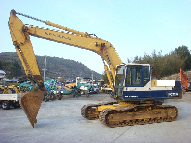 中古建設機械 中古 コマツ KOMATSU 油圧ショベル・バックホー ０．７－０．９立米 PC220-5