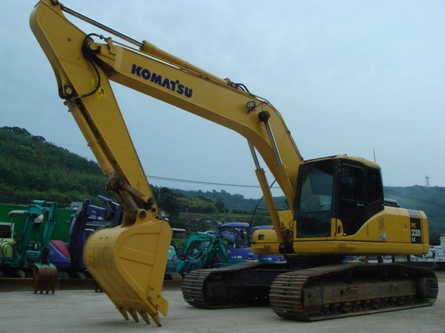 中古建設機械 中古 コマツ KOMATSU 油圧ショベル・バックホー ０．７－０．９立米 PC220LC-7