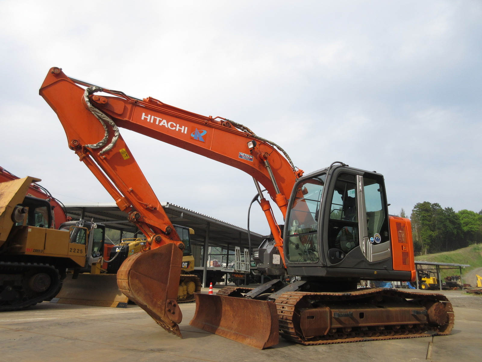 中古建設機械 中古 日立建機 HITACHI 油圧ショベル・バックホー ０．４－０．５立米 ZX135US-3