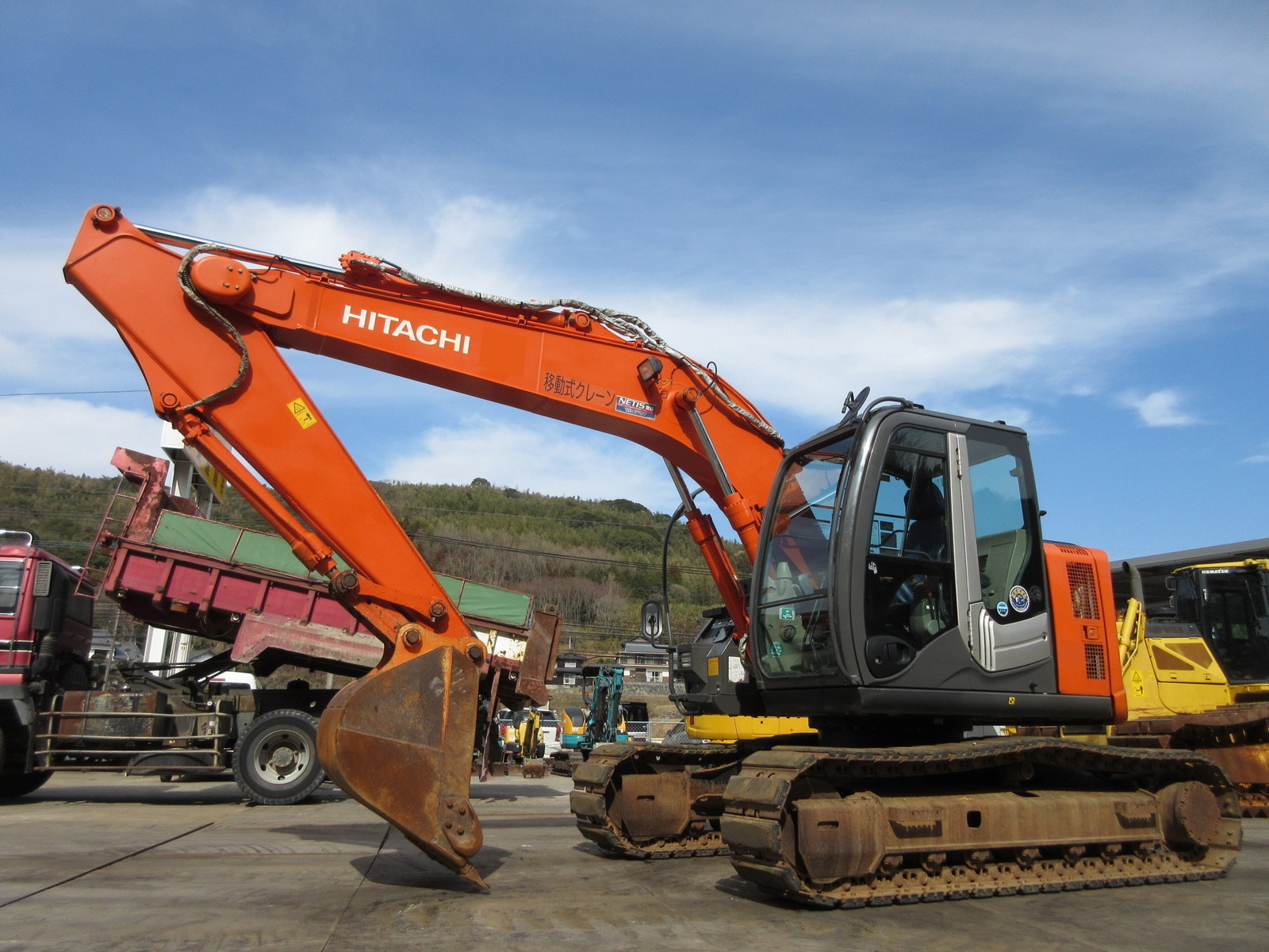 中古建設機械 中古 日立建機 HITACHI 油圧ショベル・バックホー ０．４－０．５立米 ZX135US-3