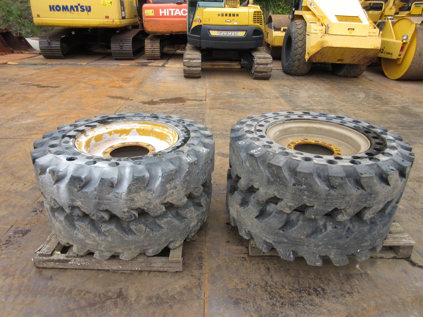 Used Construction Machine Used TONG YONG TONG YONG Tires Solid tires SOLID-TIRES-24-INCH