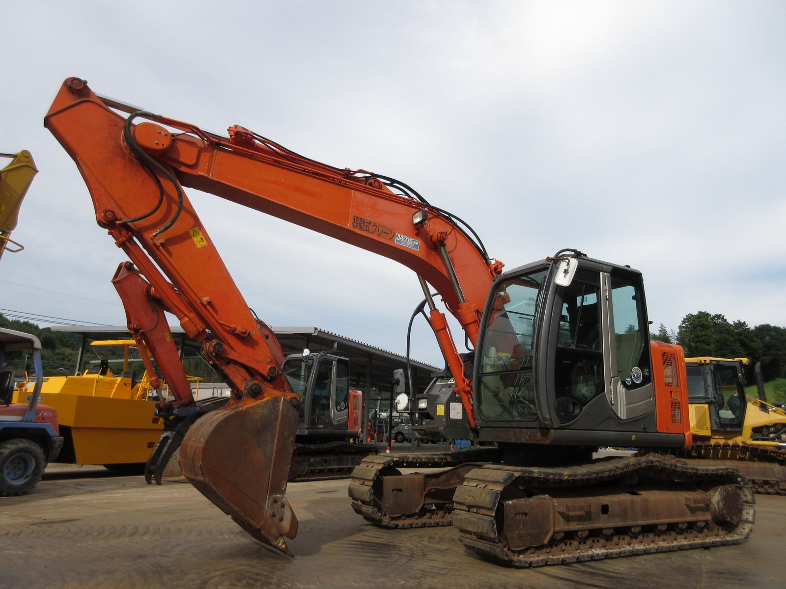 中古建設機械 中古 日立建機 HITACHI 油圧ショベル・バックホー ０．４－０．５立米 ZX135US-3