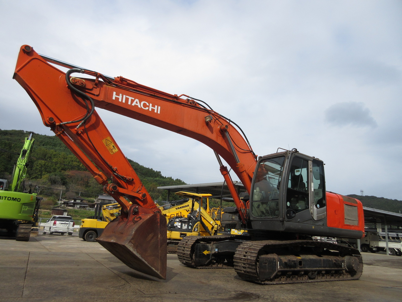 中古建設機械 中古 日立建機 HITACHI 油圧ショベル・バックホー ０．７－０．９立米 ZX200-3