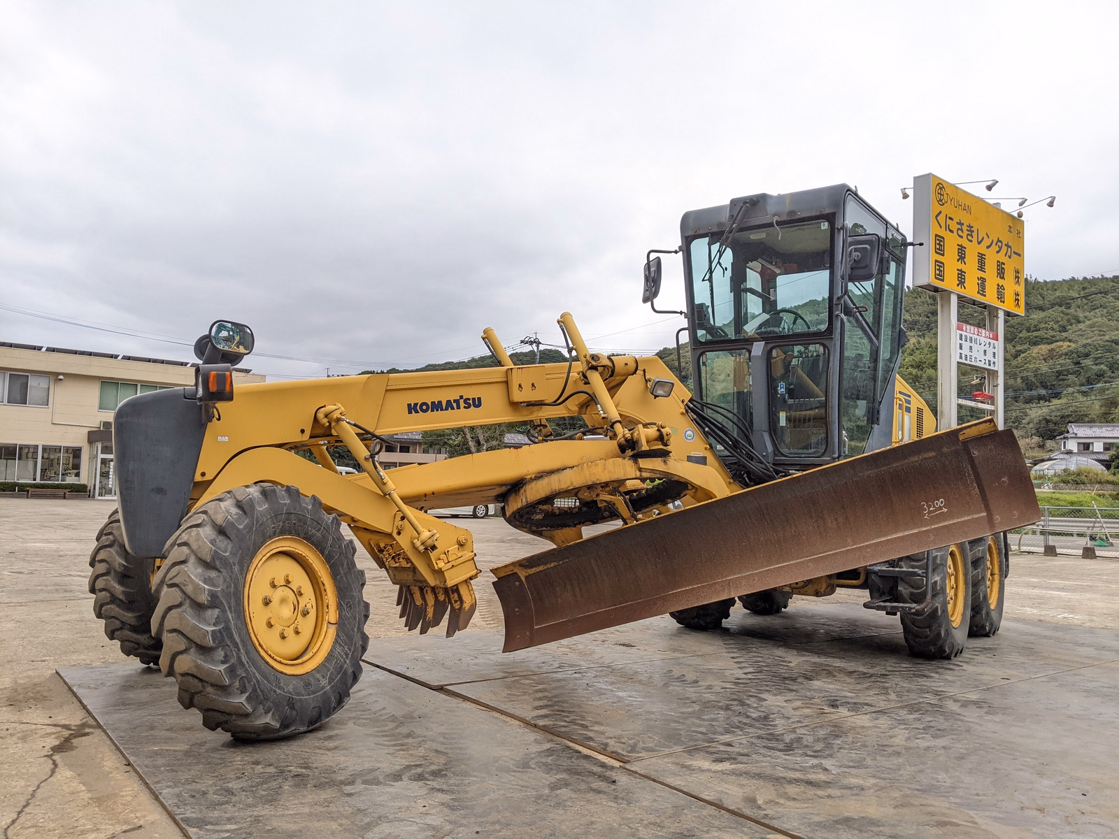 中古建設機械 中古 コマツ モーターグレーダー アーティキュレート式 GD405A-3 写真